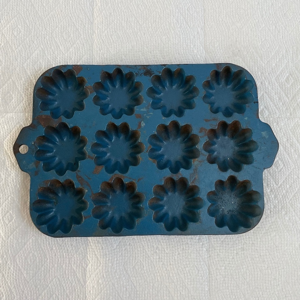 Griswold No 140 635 Turk Head Gem Muffin Baking Pan Blue Enamel Erie PA USA